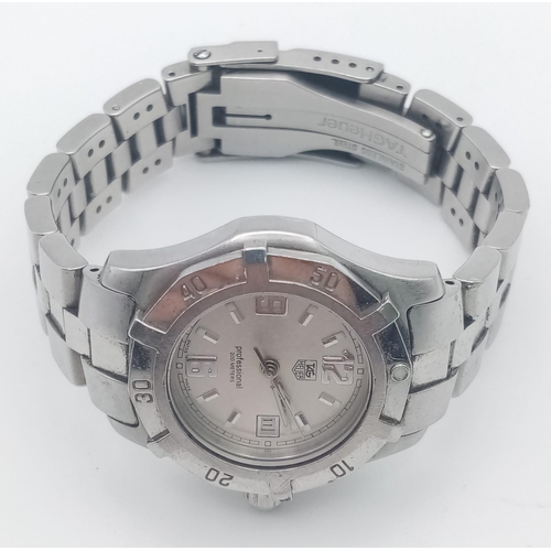 647 - A Tag Heuer Professional 200M Ladies Diver Watch. Stainless steel strap and case - 29mm. Silver tone... 