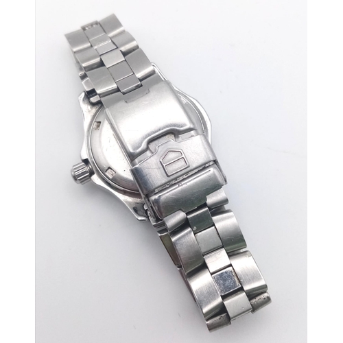 647 - A Tag Heuer Professional 200M Ladies Diver Watch. Stainless steel strap and case - 29mm. Silver tone... 