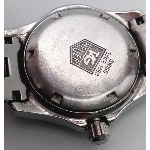 647 - A Tag Heuer Professional 200M Ladies Diver Watch. Stainless steel strap and case - 29mm. Silver tone... 