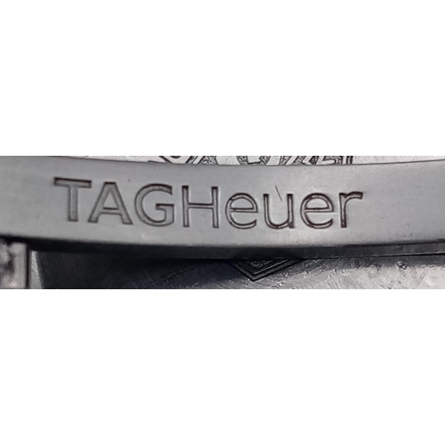 647 - A Tag Heuer Professional 200M Ladies Diver Watch. Stainless steel strap and case - 29mm. Silver tone... 