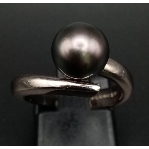 682 - An 18K White Gold Tahitian Pearl Crossover Ring. Classic metallic-grey solitary pearl. Size N. 8.25g... 