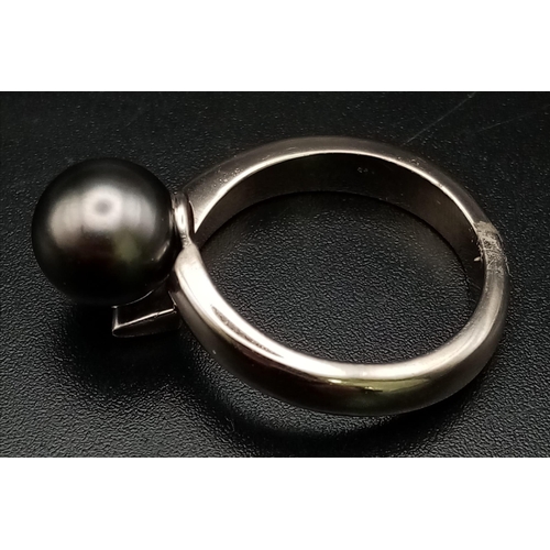 682 - An 18K White Gold Tahitian Pearl Crossover Ring. Classic metallic-grey solitary pearl. Size N. 8.25g... 