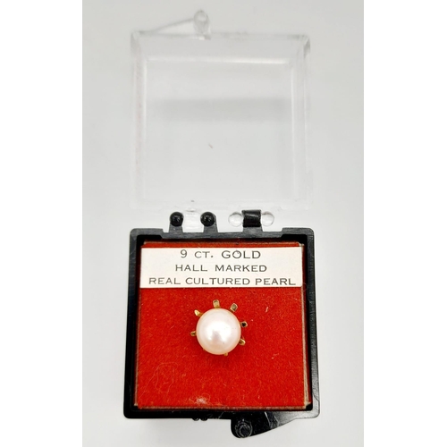 954 - A Vintage 9K Yellow Gold and Cultured Decorative Pearl Button. 1.68g total weight.