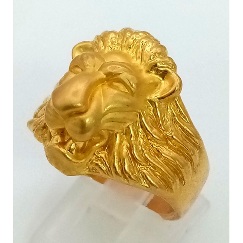 392 - A 21 K yellow gold lion ring, size: R, weight: 4.1 g. REF: 01011770