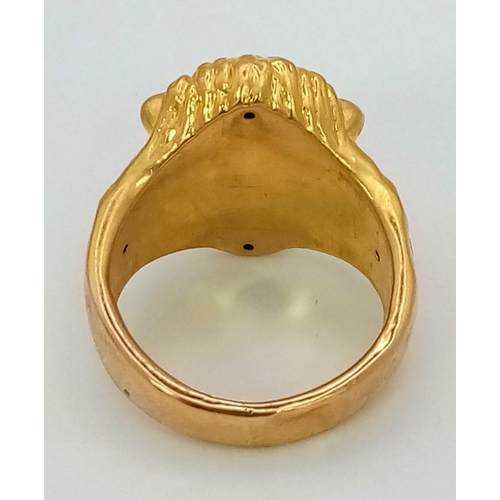 392 - A 21 K yellow gold lion ring, size: R, weight: 4.1 g. REF: 01011770