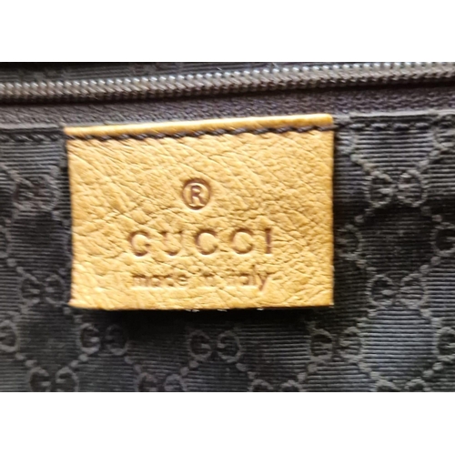 469 - A Gucci Vintage Ostrich Brown Leather Bag. Detachable shoulder strap. Front zip compartment. Turn lo... 