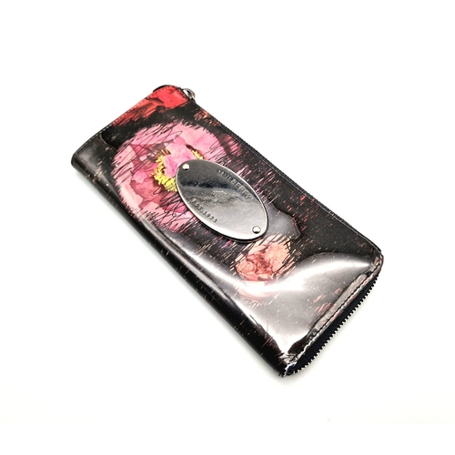 785 - A Patent Leather Mulberry Zip Pouch in a Scribbled Floral Pattern. Silver-nickel toned hardware. Zip... 