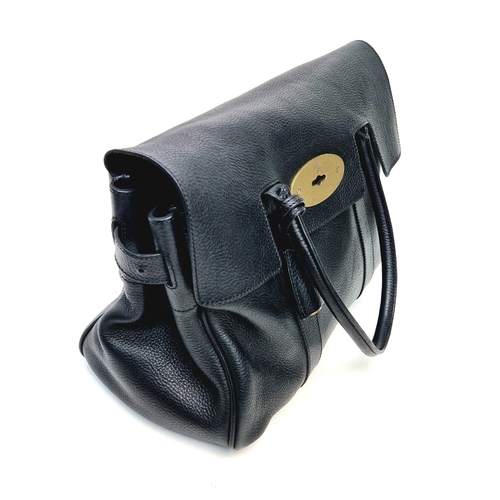 845 - A Classic Mulberry Large Black Leather Handbag. Gilded hardware. Spacious interior with large zipped... 