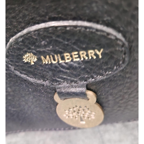 845 - A Classic Mulberry Large Black Leather Handbag. Gilded hardware. Spacious interior with large zipped... 