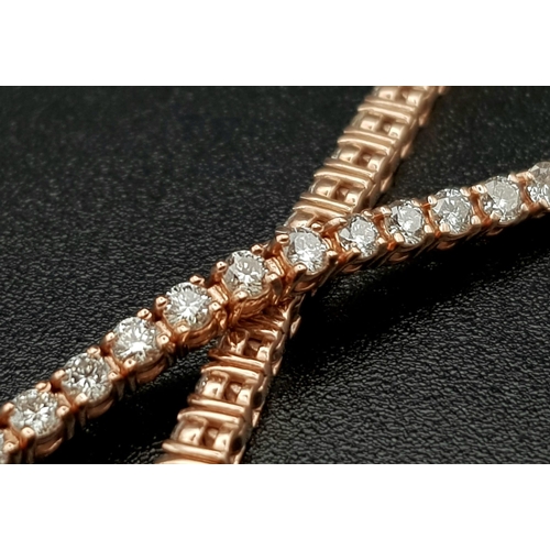 91 - AN 18K ROSE GOLD AND DIAMOND TENNIS BRACELET WITH APPROX 3ct OF HIGH QUALITY DIAMONDS.   8.0gms  18c... 