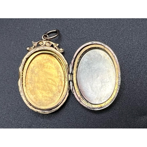 1125 - An Antique 9K Back and Front Gold Locket Pendant. 4cm. 4.06g total weight.