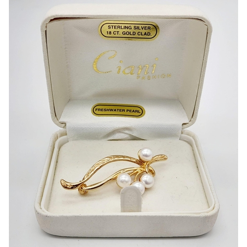 1304 - AN 18K GOLD PLATED SILVER BROOCH WITH FRESHWATER PEARLS IN ORIGINAL GIFT BOX.