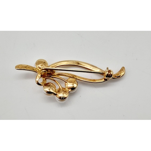 1304 - AN 18K GOLD PLATED SILVER BROOCH WITH FRESHWATER PEARLS IN ORIGINAL GIFT BOX.