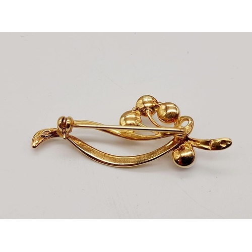 1304 - AN 18K GOLD PLATED SILVER BROOCH WITH FRESHWATER PEARLS IN ORIGINAL GIFT BOX.