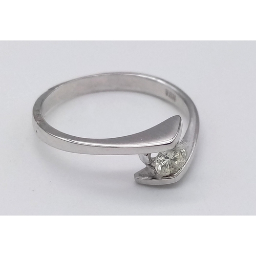 143 - 18K WHITE GOLD DIAMOND SOLITAIRE TWIST RING 0.25CT DIAMOND. TOTAL WEIGHT 2.2G. SIZE L