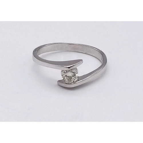 143 - 18K WHITE GOLD DIAMOND SOLITAIRE TWIST RING 0.25CT DIAMOND. TOTAL WEIGHT 2.2G. SIZE L