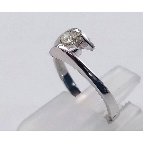 143 - 18K WHITE GOLD DIAMOND SOLITAIRE TWIST RING 0.25CT DIAMOND. TOTAL WEIGHT 2.2G. SIZE L