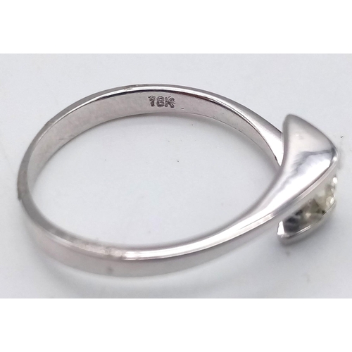 143 - 18K WHITE GOLD DIAMOND SOLITAIRE TWIST RING 0.25CT DIAMOND. TOTAL WEIGHT 2.2G. SIZE L