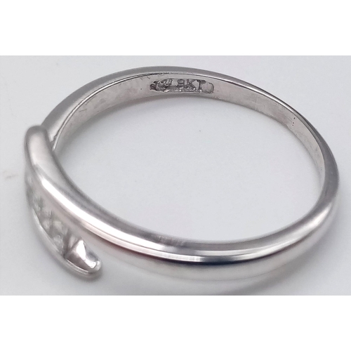 340 - 9K WHITE GOLD DIAMOND TWIST RING. TOTAL WEIGHT  1,8G SIZE M