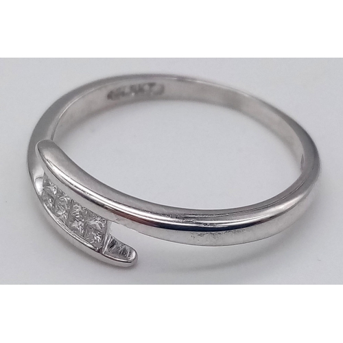 340 - 9K WHITE GOLD DIAMOND TWIST RING. TOTAL WEIGHT  1,8G SIZE M