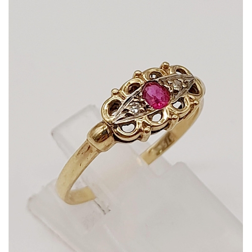 403 - 9K YELLOW GOLD DIAMOND DIAMOND & RUBY RING. TOTAL WEIGHT 1.7G SIZE O