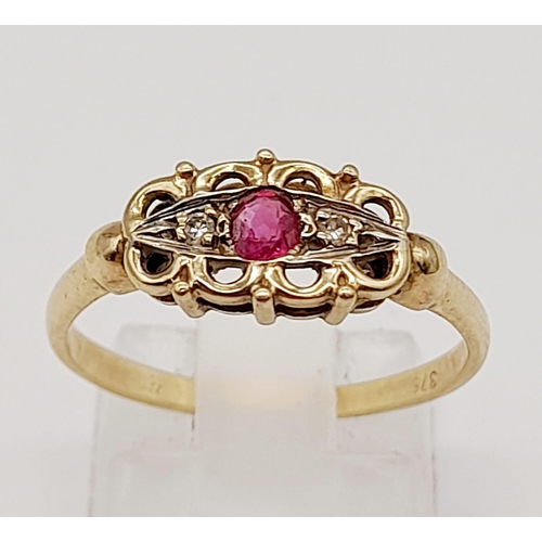 403 - 9K YELLOW GOLD DIAMOND DIAMOND & RUBY RING. TOTAL WEIGHT 1.7G SIZE O