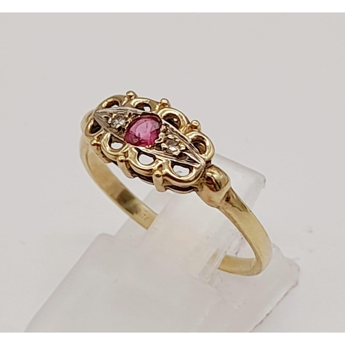 403 - 9K YELLOW GOLD DIAMOND DIAMOND & RUBY RING. TOTAL WEIGHT 1.7G SIZE O