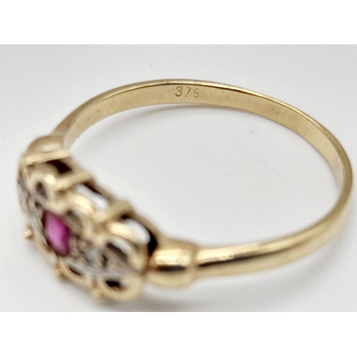 403 - 9K YELLOW GOLD DIAMOND DIAMOND & RUBY RING. TOTAL WEIGHT 1.7G SIZE O