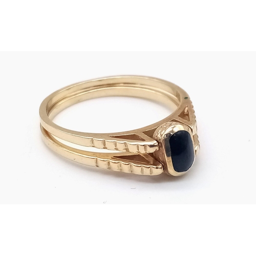 45 - 18K YELLOW GOLD SWITCH RING WITH ONYX ON ONE SIDE AND TURQUISE ON OTHER. TOTAL WEIGHT 4.1G.  SIZE S