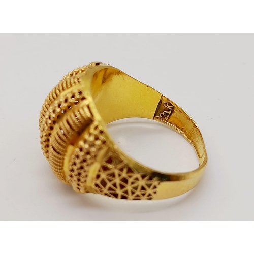 532 - A 21 K yellow gold pair of earrings and ring. Ring size: n, total weight: 6.3 g. REF: 01011664