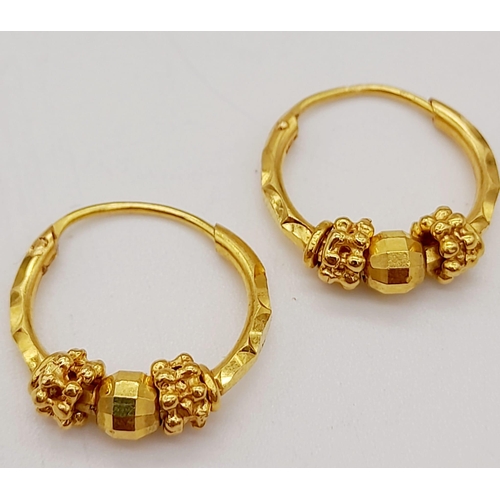 532 - A 21 K yellow gold pair of earrings and ring. Ring size: n, total weight: 6.3 g. REF: 01011664