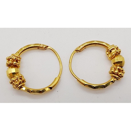 532 - A 21 K yellow gold pair of earrings and ring. Ring size: n, total weight: 6.3 g. REF: 01011664