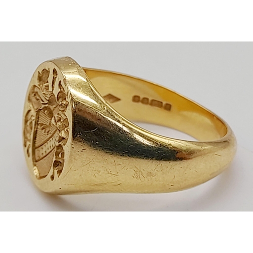 818 - An 18 K yellow gold ring with a beautifully engraved shield on top. Ring size: L, weight: 9.1 g. REF... 