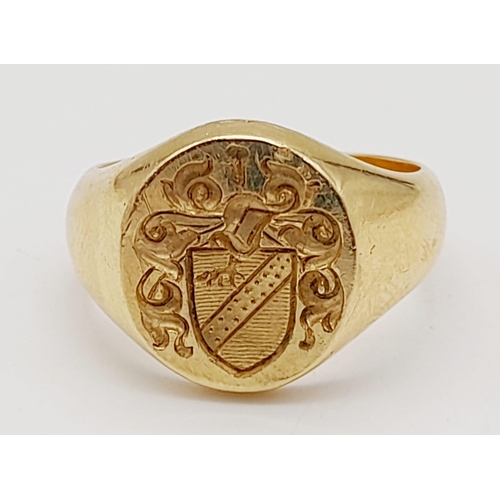 818 - An 18 K yellow gold ring with a beautifully engraved shield on top. Ring size: L, weight: 9.1 g. REF... 