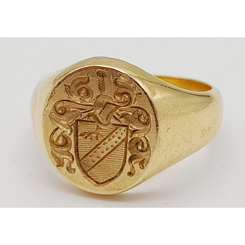 818 - An 18 K yellow gold ring with a beautifully engraved shield on top. Ring size: L, weight: 9.1 g. REF... 