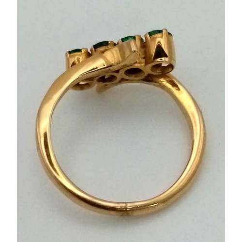 557 - 18K YELLOW GOLD GREEN STONE TWIST RING. TOTAL WEIGHT 2.7G.  SIZE I