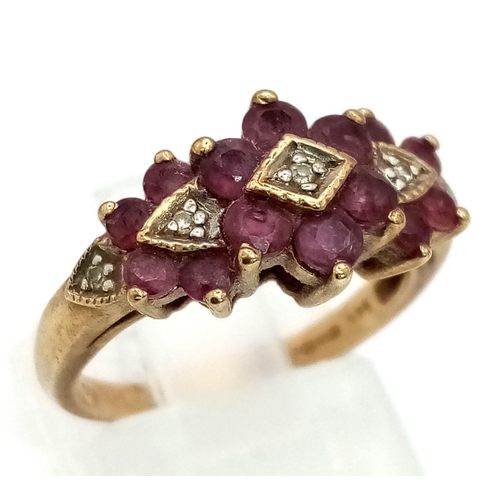 634 - 9K YELLOW GOLD DIAMOND & RUBY CLUSTER RING. TOTAL WEIGHT 2.5G.  SIZE J