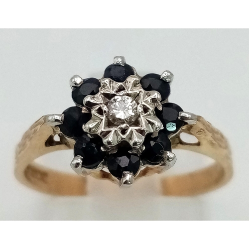 795 - 9K YELLOW GOLD DIAMOND & SAPPHIRE CLUTSER RING. TOTAL WEIGHT 2.3G.  SIZE L