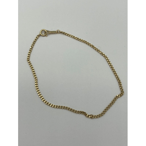 81 - 9 carat GOLD fine chain bracelet. Dainty and delicate piece with curb chain links. 7” (18cm). 1.3 gr... 