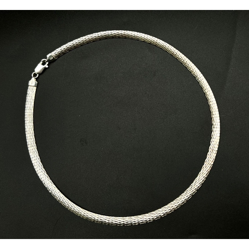 931 - A VERY ATTRACTIVE ARTICULATED SILVER NECKLACE  .  24.7gms   40cms