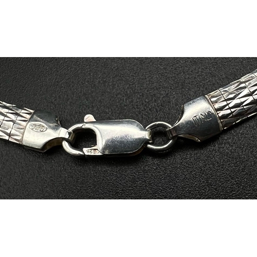 931 - A VERY ATTRACTIVE ARTICULATED SILVER NECKLACE  .  24.7gms   40cms