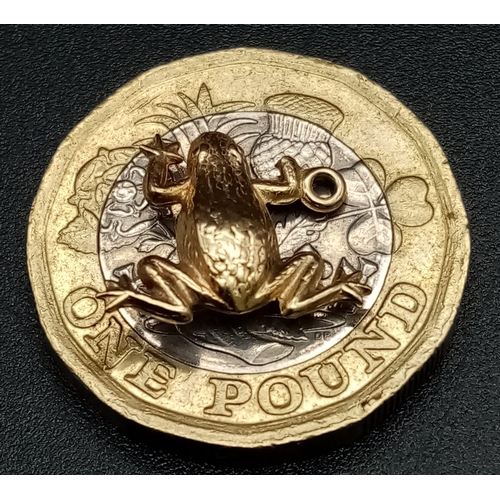 1095 - 9K YELLOW GOLD FROG CHARM 0.4G