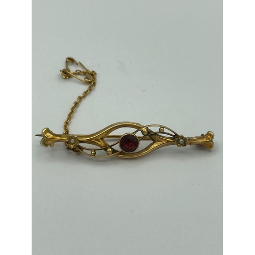 130 - 9 carat GOLD EDWARDIAN BROOCH set with centre  Garnet and Seed Pearl pearl decoration. Complete with... 