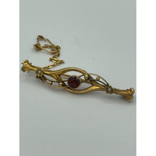 130 - 9 carat GOLD EDWARDIAN BROOCH set with centre  Garnet and Seed Pearl pearl decoration. Complete with... 