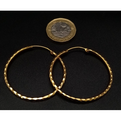 525 - Two 21 K yellow gold pairs of hoop earrings. Total weight: 10.5 g. REF: 01012086