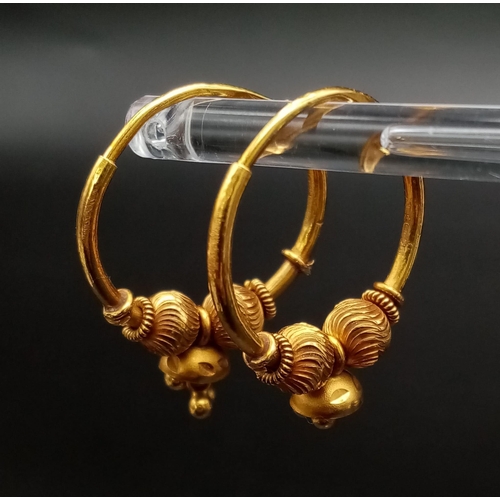 525 - Two 21 K yellow gold pairs of hoop earrings. Total weight: 10.5 g. REF: 01012086