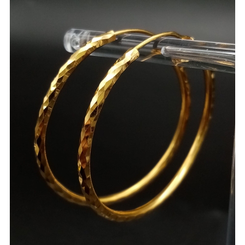 525 - Two 21 K yellow gold pairs of hoop earrings. Total weight: 10.5 g. REF: 01012086