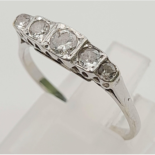 564 - 18K WHITE GOLD VINTAGE 5 STONE RING.  0.45CT DIAMOND. TOTAL WEIGHT 2.32G. SIZE N