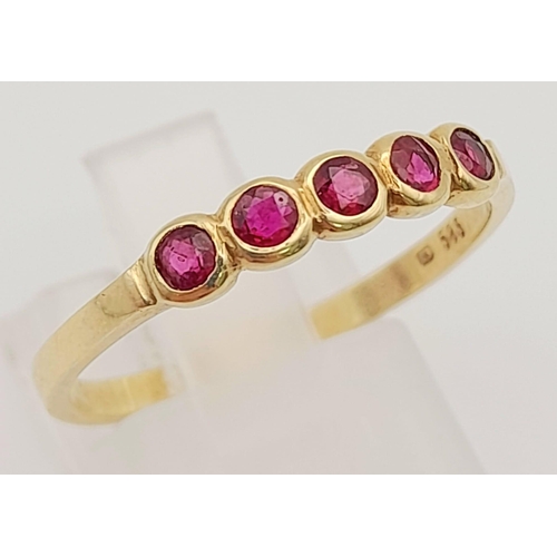 707 - 14K YELLOW GOLD RUBY / RUBILITE BAND RING. TOTAL WEIGHT  1.8G.  SIZE S