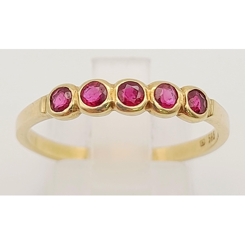 707 - 14K YELLOW GOLD RUBY / RUBILITE BAND RING. TOTAL WEIGHT  1.8G.  SIZE S